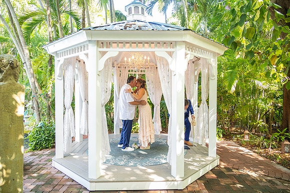 2023-08-25 Colleen and Michael Beach The Garden Hotel Key West Proofing Album 2-2-37