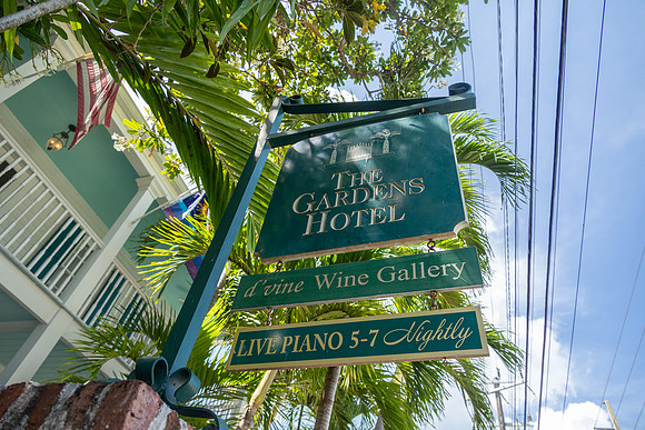 2023-08-25 Colleen and Michael Beach The Garden Hotel Key West Proofing Album 2-2-100